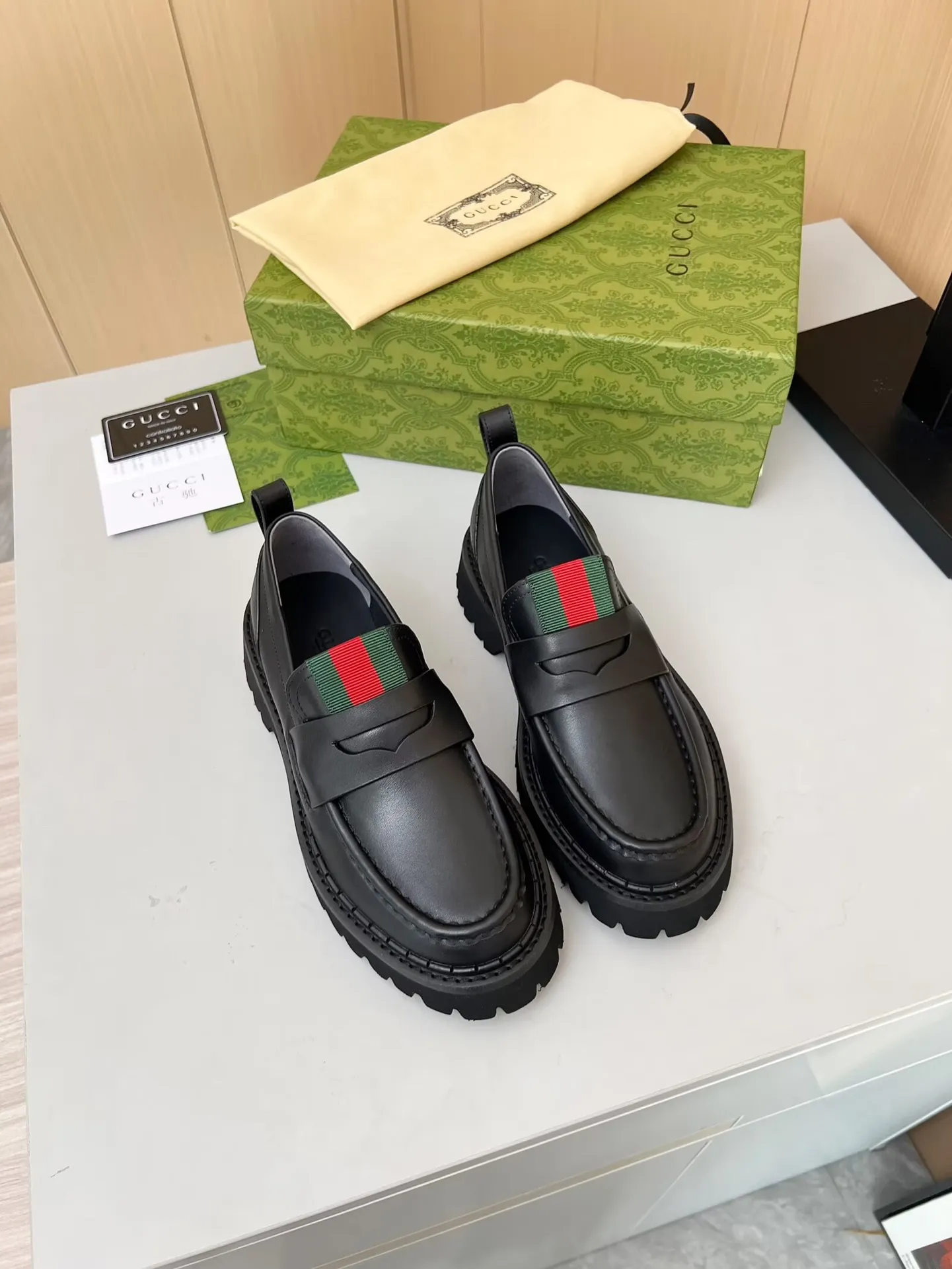 👟👟Ex-factory price 480👟👟 ✅The latest Gucci GUCCI loafers at the counter. They are mainly matched with various styles of trendy clothes to highlight their fashion. ✅ A must-have recommended➡️Especially easy to put on and take off. Fabric: cowhide, open edge beads. Inner/foot pads: cow lining. Color: black. Size: 34-41 (34, 41 need to be customized) Heel height: 5cm Outsole: Foam outsole material ✅ Comes with cloth bag card